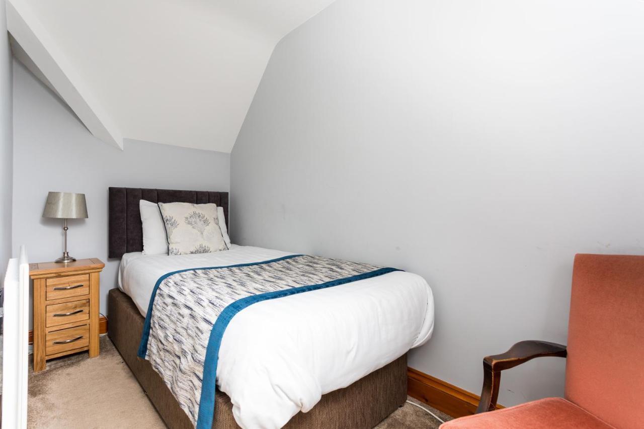 The Lawn Guest House Gatwick Хорли Екстериор снимка