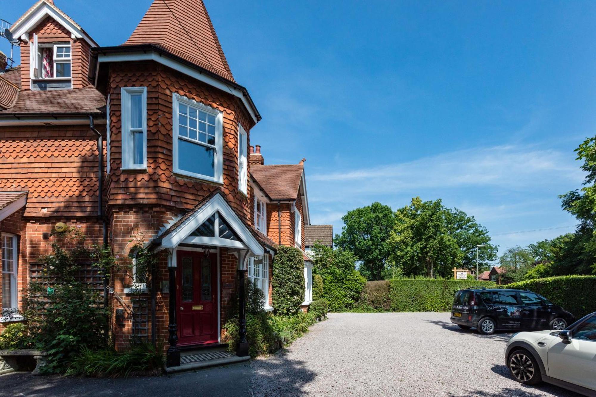 The Lawn Guest House Gatwick Хорли Екстериор снимка