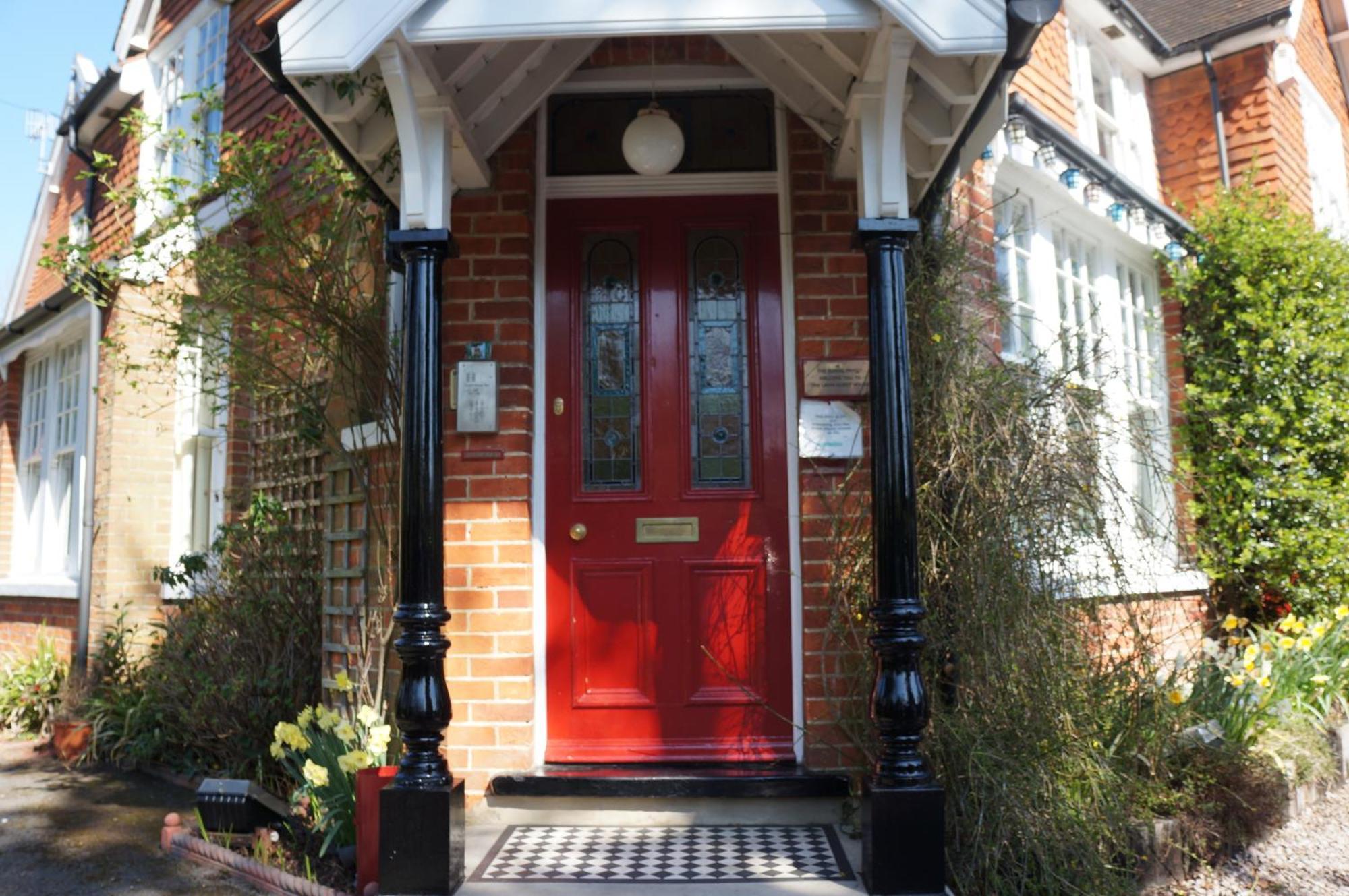 The Lawn Guest House Gatwick Хорли Екстериор снимка