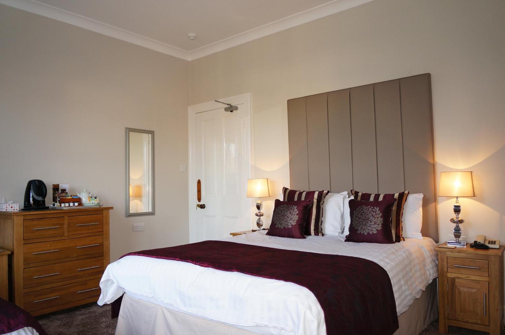 The Lawn Guest House Gatwick Хорли Екстериор снимка