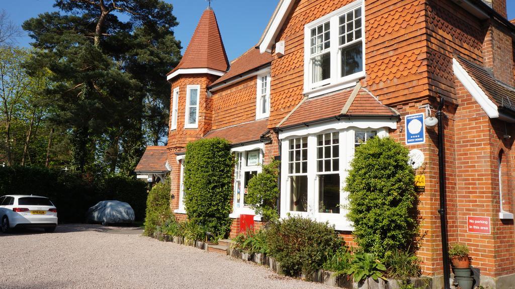 The Lawn Guest House Gatwick Хорли Екстериор снимка