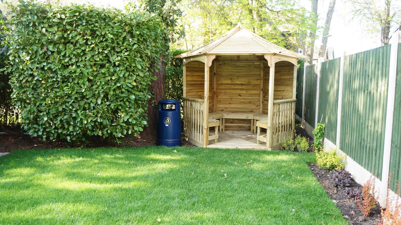The Lawn Guest House Gatwick Хорли Екстериор снимка