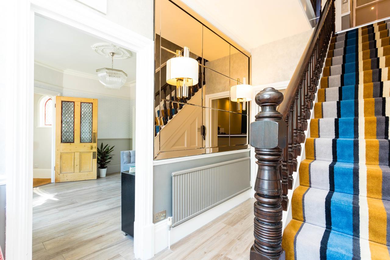 The Lawn Guest House Gatwick Хорли Екстериор снимка