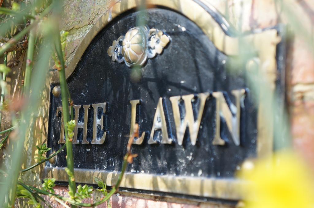 The Lawn Guest House Gatwick Хорли Екстериор снимка