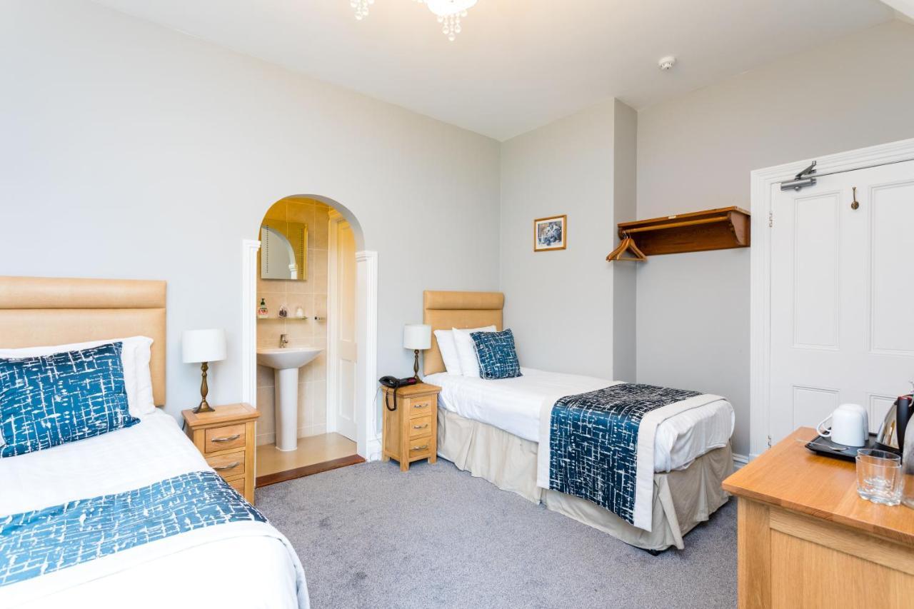The Lawn Guest House Gatwick Хорли Екстериор снимка