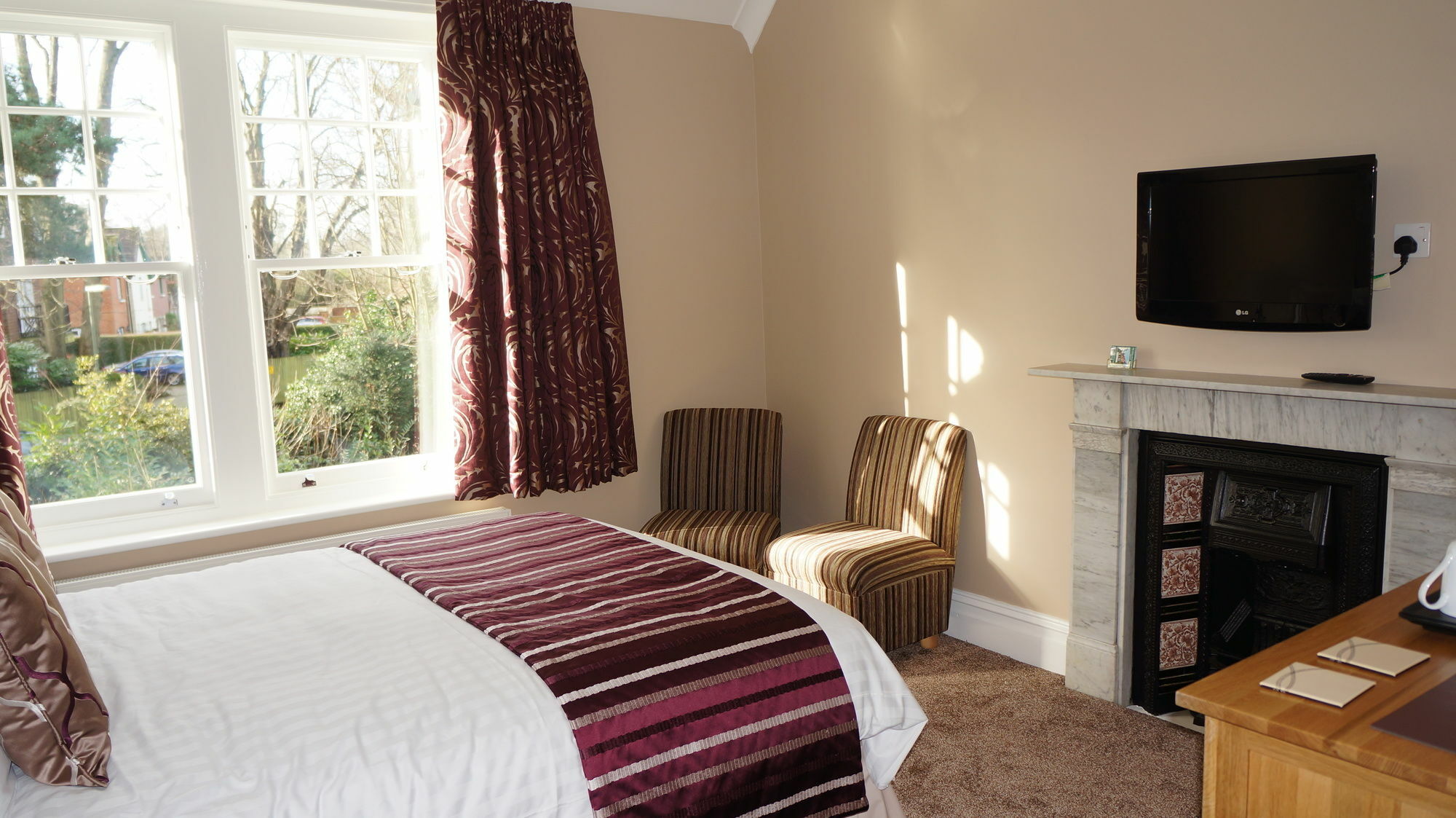 The Lawn Guest House Gatwick Хорли Екстериор снимка