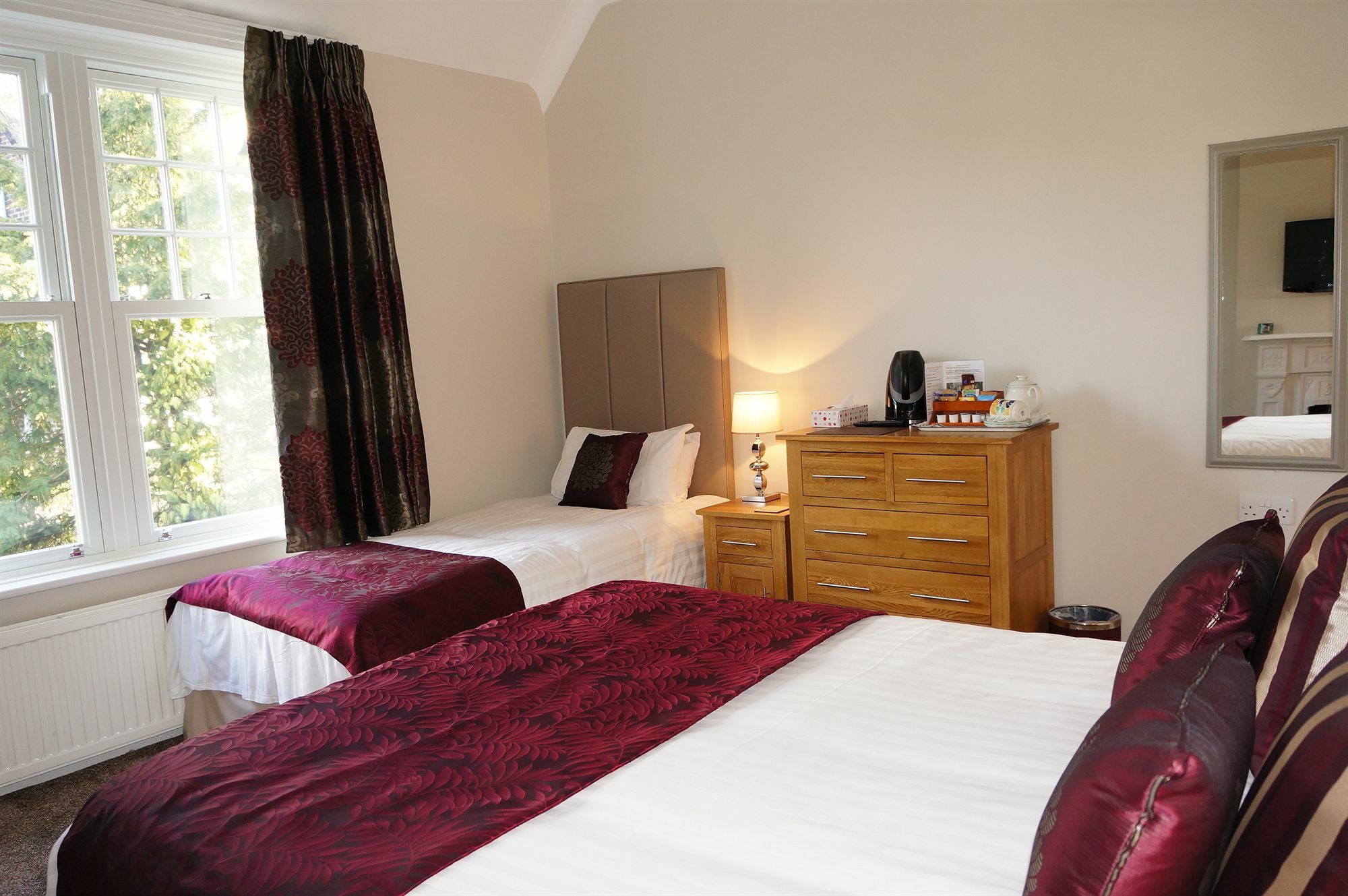 The Lawn Guest House Gatwick Хорли Екстериор снимка