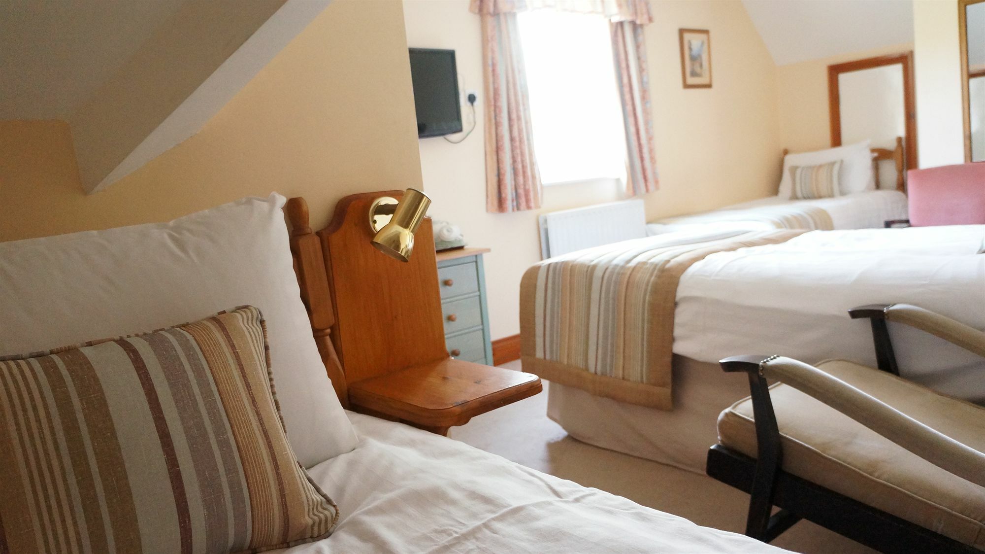 The Lawn Guest House Gatwick Хорли Екстериор снимка
