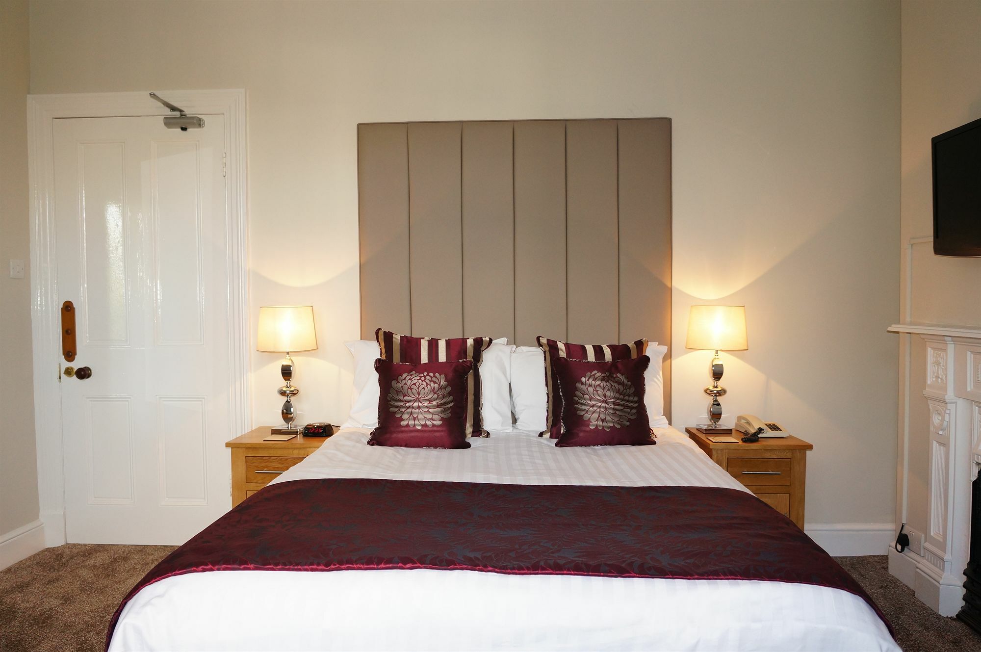 The Lawn Guest House Gatwick Хорли Екстериор снимка
