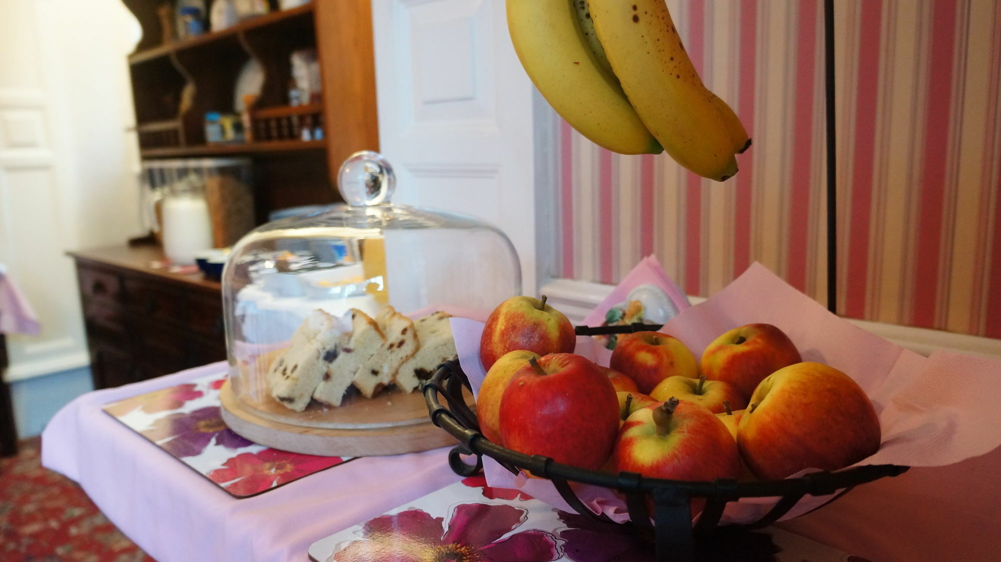The Lawn Guest House Gatwick Хорли Екстериор снимка
