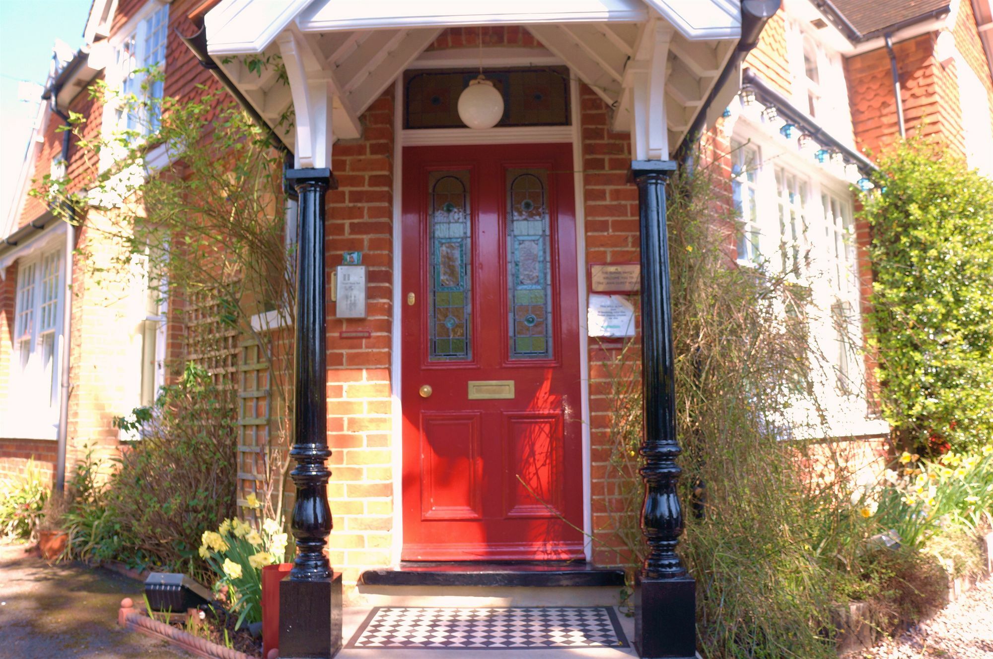 The Lawn Guest House Gatwick Хорли Екстериор снимка