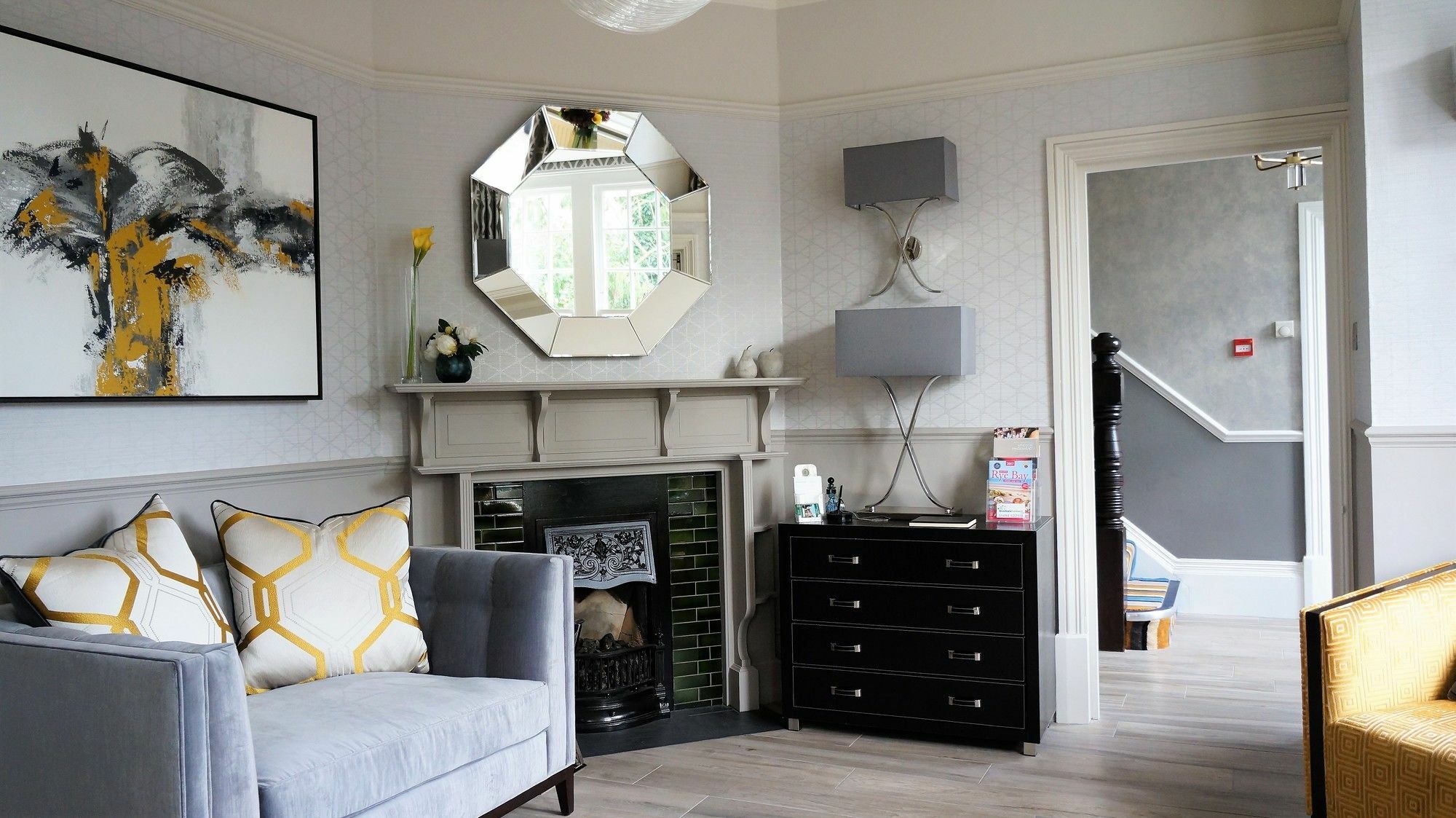 The Lawn Guest House Gatwick Хорли Екстериор снимка