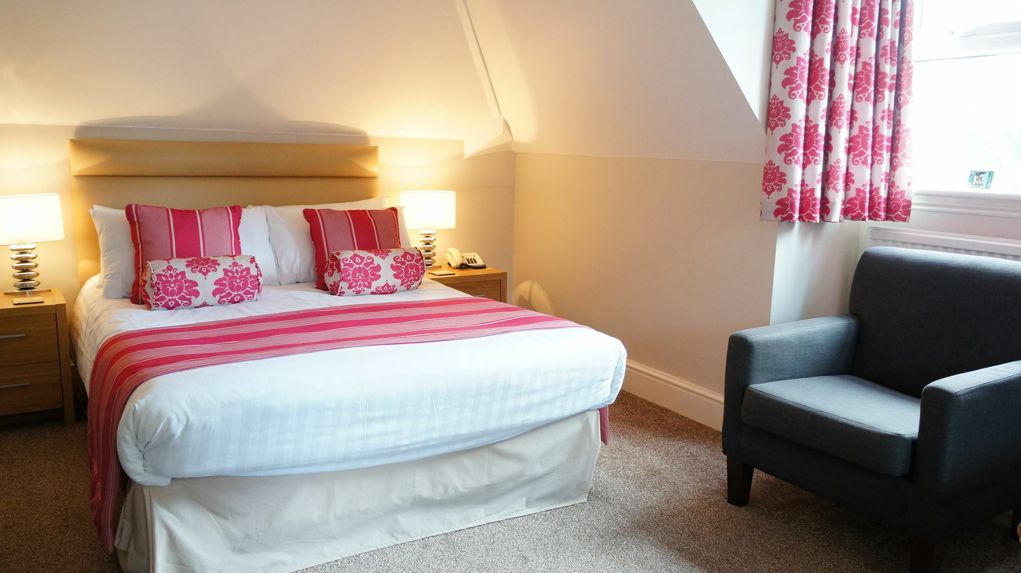 The Lawn Guest House Gatwick Хорли Екстериор снимка