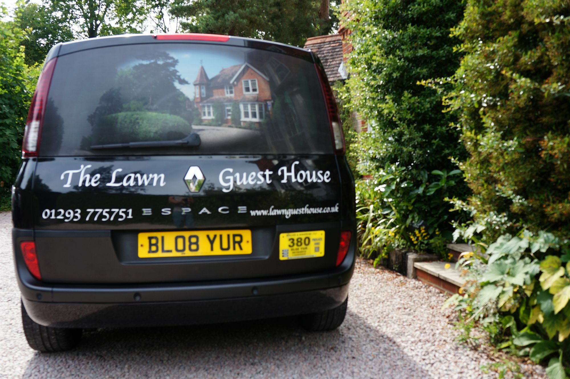 The Lawn Guest House Gatwick Хорли Екстериор снимка