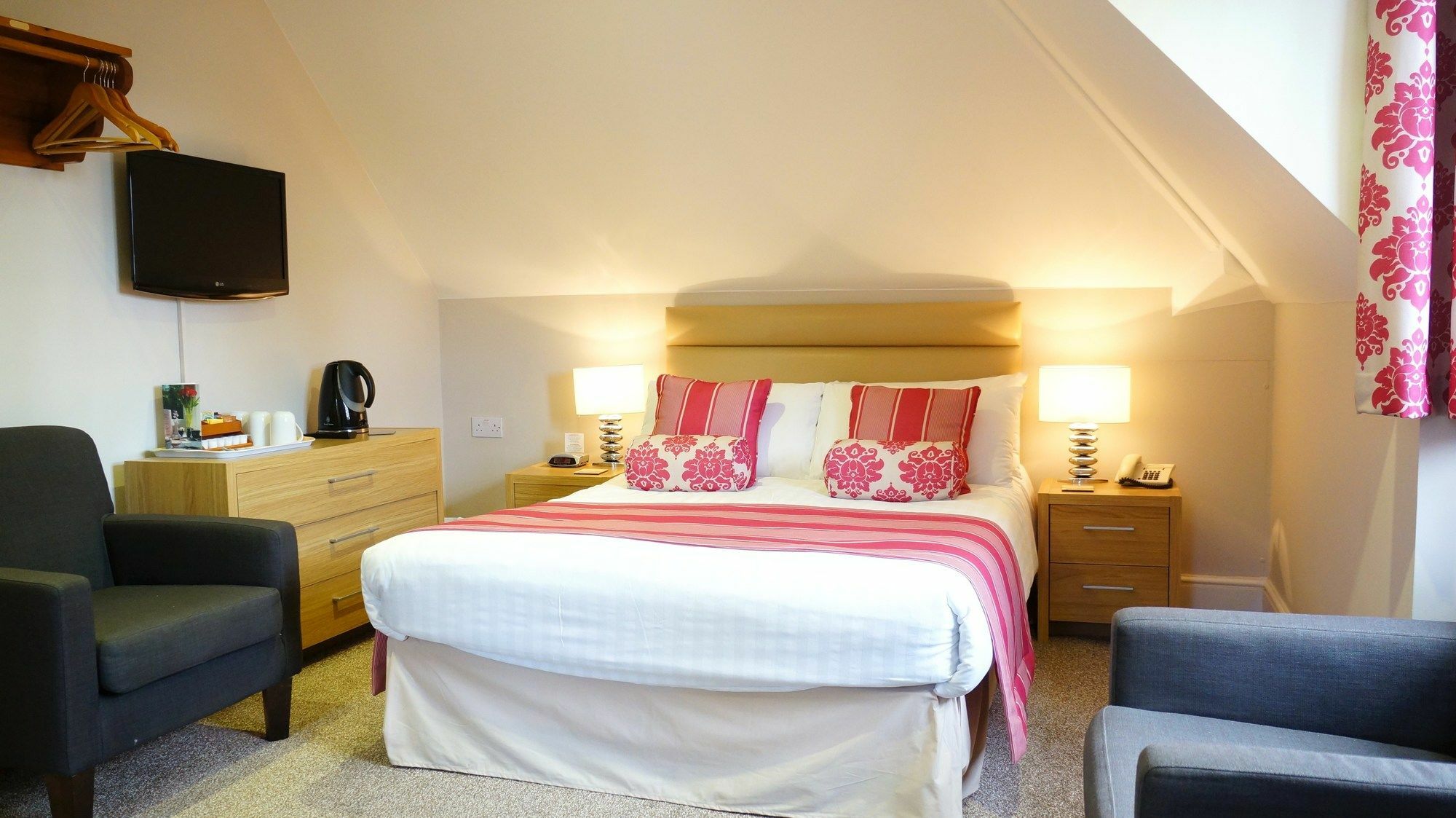 The Lawn Guest House Gatwick Хорли Екстериор снимка