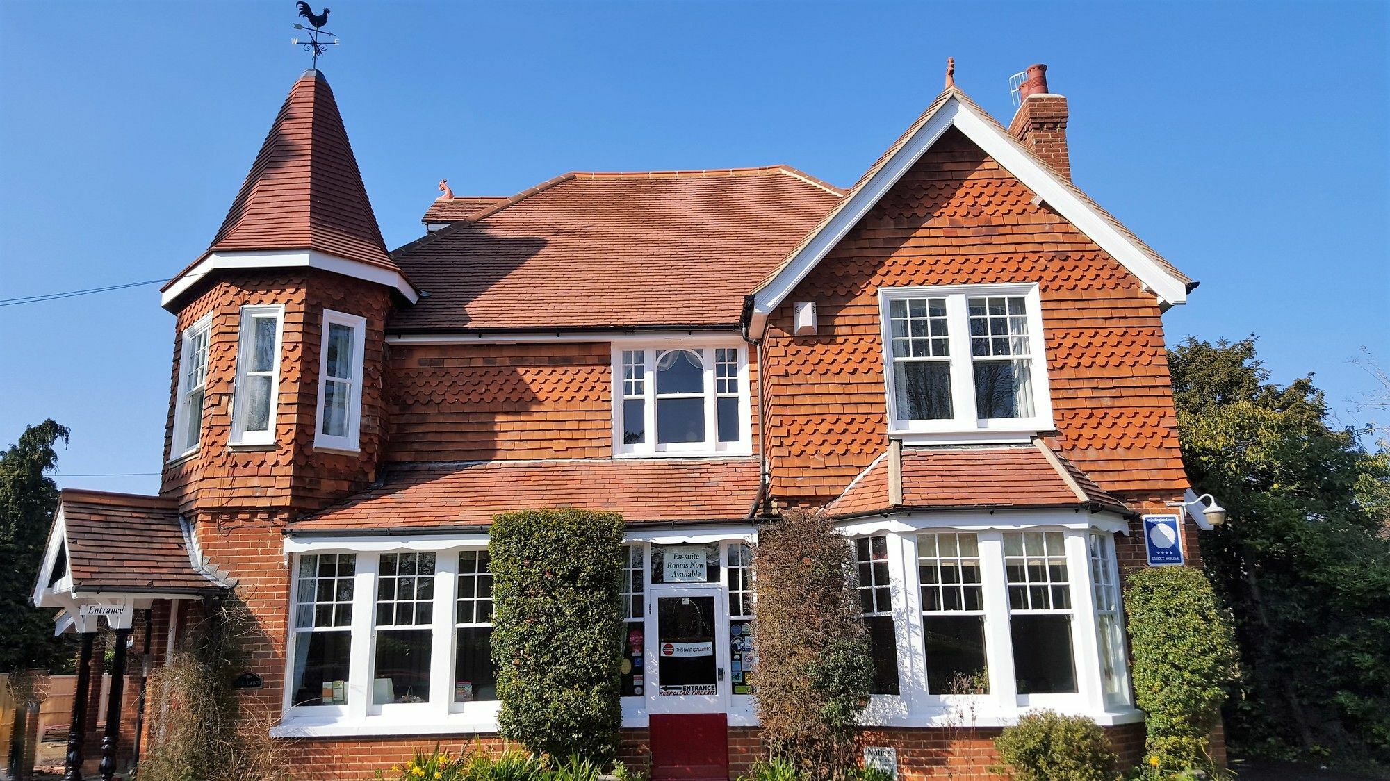 The Lawn Guest House Gatwick Хорли Екстериор снимка