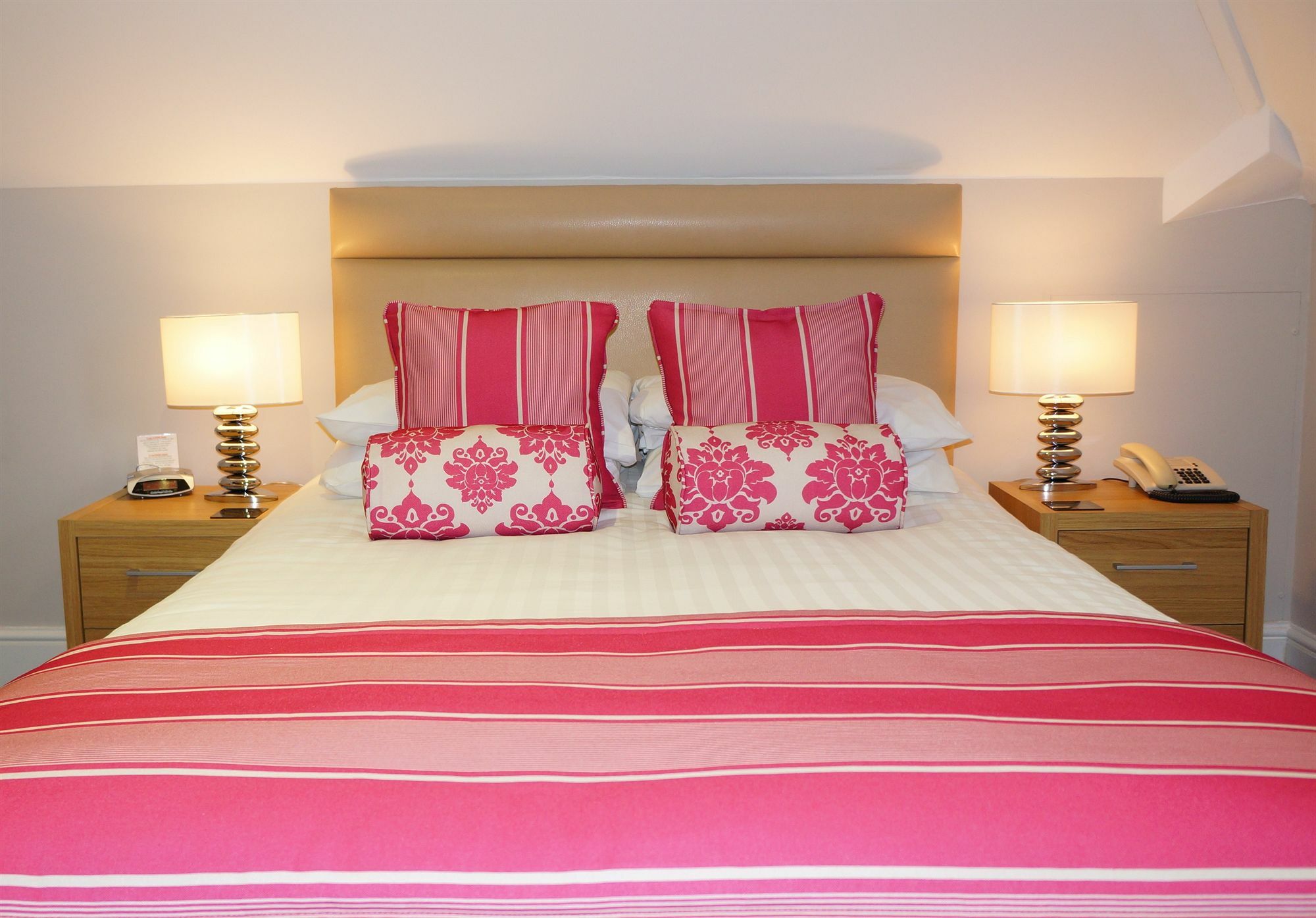 The Lawn Guest House Gatwick Хорли Екстериор снимка