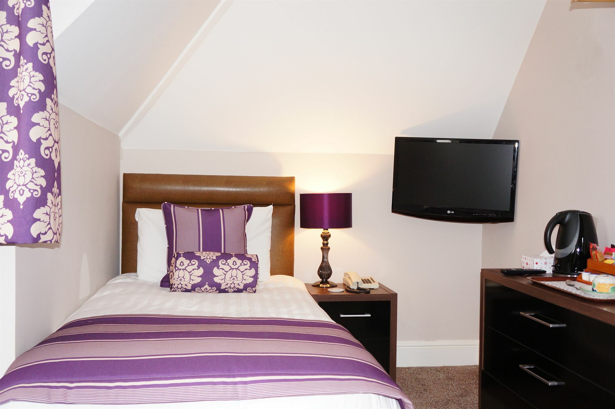 The Lawn Guest House Gatwick Хорли Екстериор снимка
